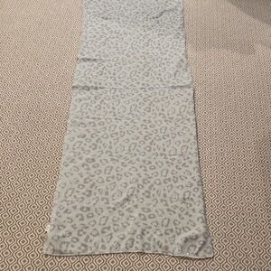 Kinross Cashmere Gray and Cream Patterned Scarf